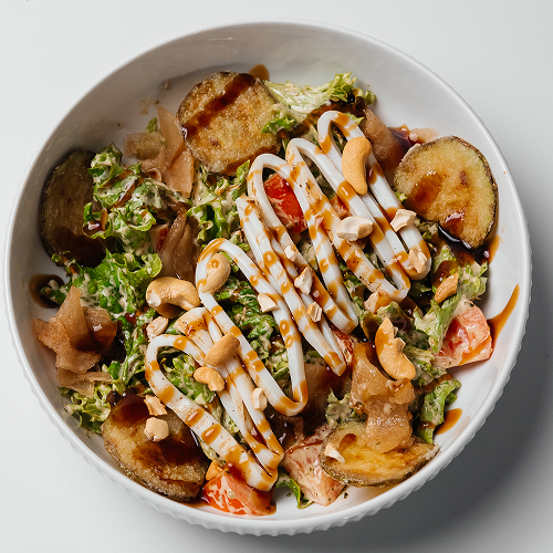 Теплый салат с кальмаром, грушей и кабачками